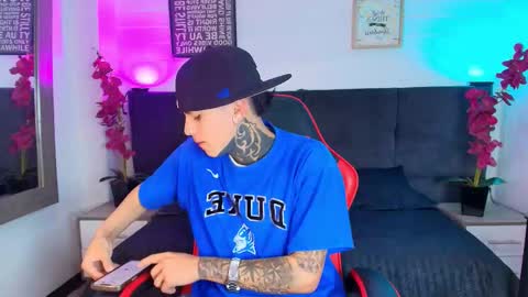 Snapshot of adamswalkerr_ chatting on 02/25/26, 12:26 AdamsWalkerr online show from 02/25/26, 12:26