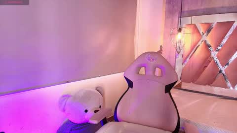 Snapshot of adara_evanss chatting on 11/25/25, 06:30 Adara online show from 11/25/25, 06:30