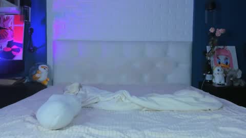 Snapshot of adel_vibes chatting on 04/21/26, 01:42 Adelle online show from 04/21/26, 01:42