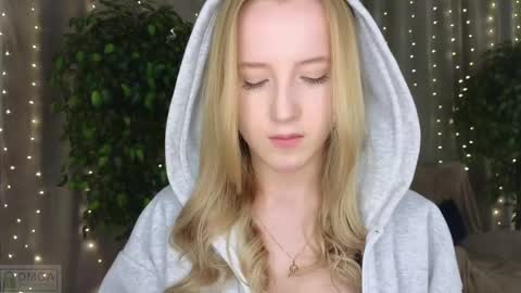 Adele online show from 02/16/25, 12:30