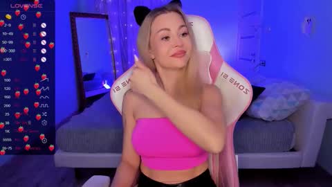 Snapshot of adeleroberts chatting on 12/04/25, 02:10 Adele online show from 12/04/25, 02:10