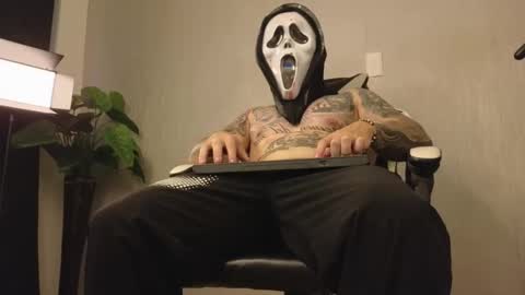 Snapshot of ades_lowe chatting on 10/31/25, 11:44 Ades online show from 10/31/25, 11:44