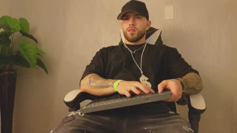 Snapshot of ades_lowe chatting on 11/02/25, 07:22 Ades online show from 11/02/25, 07:22