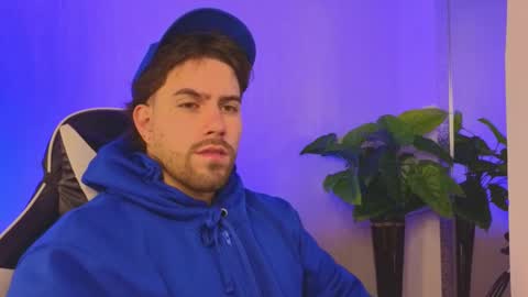 Snapshot of ades_lowe chatting on 12/22/25, 11:18 Ades online show from 12/22/25, 11:18