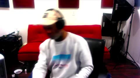 Snapshot of adick_ting chatting on 02/19/25, 04:34 adick_ting online show from 02/19/25, 04:34