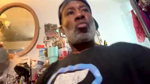 Snapshot of adick_ting chatting on 10/22/25, 02:50 adick_ting online show from 10/22/25, 02:50