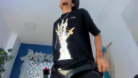 Snapshot of adonis_wb chatting on 12/14/25, 04:51 adonis_wb online show from 12/14/25, 04:51