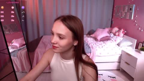 Snapshot of adria_arjona chatting on 06/06/26, 07:35 Eva online show from 06/06/26, 07:35