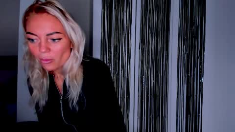 Snapshot of adriana_coy_ chatting on 10/26/25, 01:17 Adriana online show from 10/26/25, 01:17