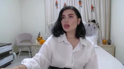 AdrianaTores online show from 10/31/25, 06:58