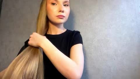 Snapshot of adriannemuldowney chatting on 04/19/26, 02:27 Caroline online show from 04/19/26, 02:27