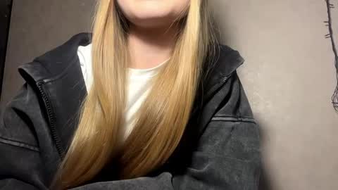 Snapshot of adriannemuldowney chatting on 04/28/26, 04:23 Caroline online show from 04/28/26, 04:23