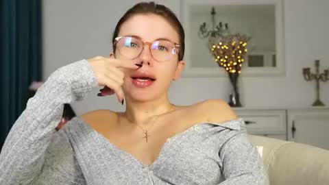 Snapshot of aelia_anara chatting on 10/09/25, 04:21 Aelia online show from 10/09/25, 04:21