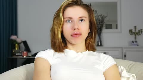 Snapshot of aelia_anara chatting on 10/10/25, 04:22 Aelia online show from 10/10/25, 04:22