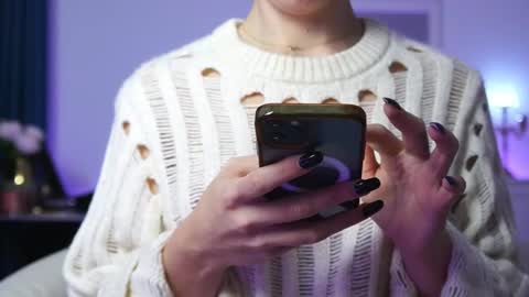 Snapshot of aelia_anara chatting on 10/13/25, 04:01 Aelia online show from 10/13/25, 04:01