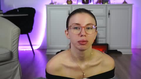 Snapshot of aelia_anara chatting on 10/17/25, 04:48 Aelia online show from 10/17/25, 04:48