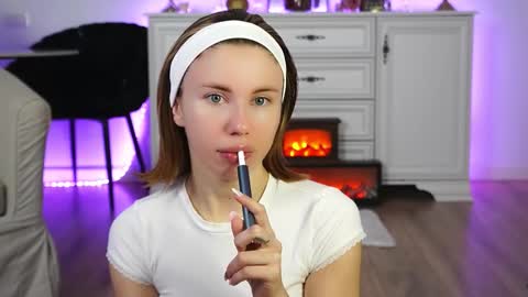 Snapshot of aelia_anara chatting on 10/18/25, 04:15 Aelia online show from 10/18/25, 04:15