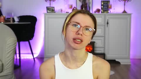 Snapshot of aelia_anara chatting on 10/28/25, 05:55 Aelia online show from 10/28/25, 05:55