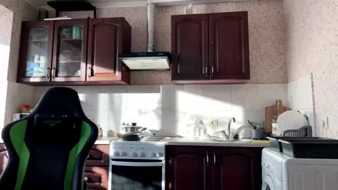 Snapshot of aevra chatting on 12/26/24, 08:18 vegans taste better online show from 12/26/24, 08:18