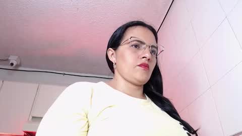 Snapshot of africa_holmes chatting on 12/21/25, 02:41 Africa online show from 12/21/25, 02:41