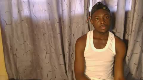 Snapshot of african_hotchocolate chatting on 12/14/25, 06:30 sexiest online show from 12/14/25, 06:30