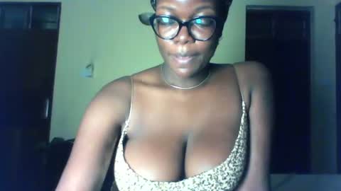 Snapshot of afrilola chatting on 06/11/26, 08:18 afrilola online show from 06/11/26, 08:18
