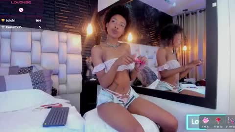 Snapshot of afroditagreenn chatting on 02/18/26, 09:27 Afrodita online show from 02/18/26, 09:27