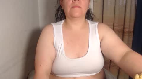 Snapshot of agathaaaa chatting on 12/22/25, 11:07 online show from 12/22/25, 11:07