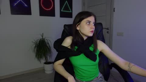 Snapshot of agelina_summer chatting on 01/21/25, 01:43 Agelina Lilly Laura online show from 01/21/25, 01:43