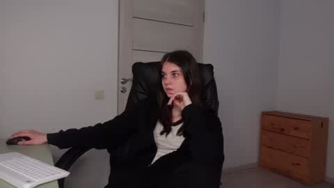 Snapshot of agelina_summer chatting on 01/25/25, 09:04 Agelina Lilly Laura online show from 01/25/25, 09:04