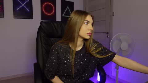 Snapshot of agelina_summer chatting on 02/15/25, 06:44 Agelina Lilly Laura online show from 02/15/25, 06:44