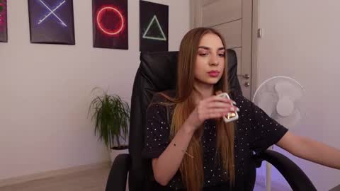 Snapshot of agelina_summer chatting on 02/15/25, 12:54 Agelina Lilly Laura online show from 02/15/25, 12:54