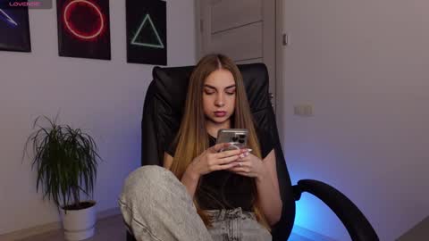 Snapshot of agelina_summer chatting on 02/16/25, 07:26 Agelina Lilly Laura online show from 02/16/25, 07:26