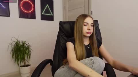 Snapshot of agelina_summer chatting on 02/16/25, 10:32 Agelina Lilly Laura online show from 02/16/25, 10:32