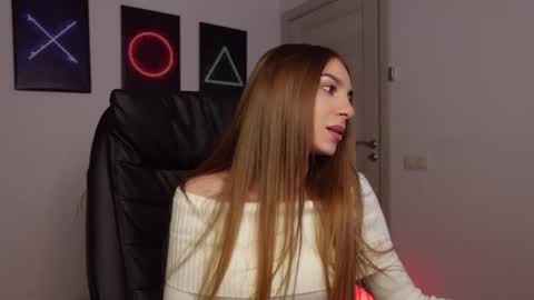 Snapshot of agelina_summer chatting on 02/19/25, 02:01 Agelina Lilly Laura online show from 02/19/25, 02:01