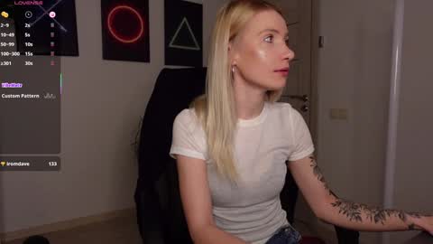 Snapshot of agelina_summer chatting on 03/12/25, 07:02 Agelina Lilly Laura online show from 03/12/25, 07:02