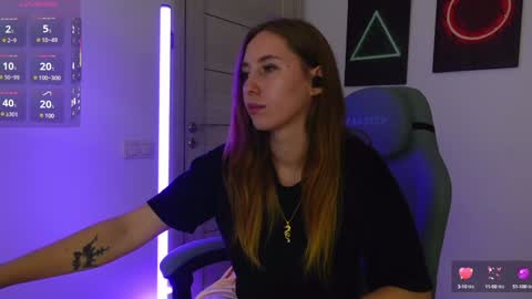 Snapshot of agelina_summer chatting on 09/18/25, 02:08 Agelina Lilly Laura online show from 09/18/25, 02:08