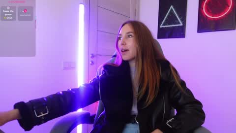 Snapshot of agelina_summer chatting on 09/25/25, 02:43 Agelina Lilly Laura online show from 09/25/25, 02:43