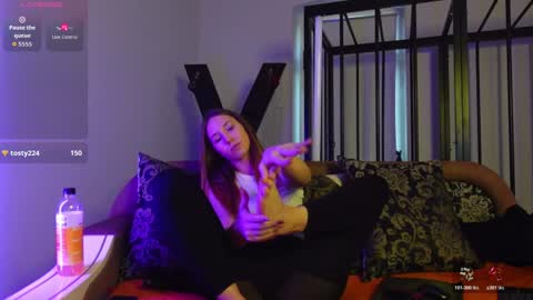 Snapshot of agelina_summer chatting on 10/25/25, 01:18 Agelina Lilly Laura online show from 10/25/25, 01:18