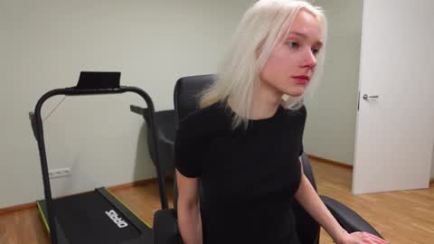 Snapshot of agelina_summer chatting on 11/24/25, 05:45 Agelina Lilly Laura online show from 11/24/25, 05:45