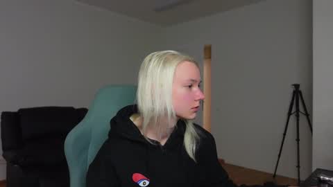 Snapshot of agelina_summer chatting on 04/04/26, 05:38 Agelina Lilly Laura online show from 04/04/26, 05:38