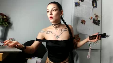 Snapshot of agnesm0on chatting on 10/13/25, 12:54 Moon online show from 10/13/25, 12:54