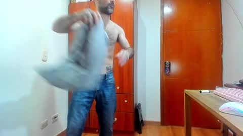 Snapshot of aguslover chatting on 12/14/24, 09:35 Agustin online show from 12/14/24, 09:35