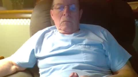 Snapshot of aguynrkfrd chatting on 11/11/25, 10:37 aguynrkfrd online show from 11/11/25, 10:37