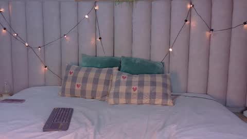 Snapshot of ahslyevans__ chatting on 04/02/26, 12:03 AHSLY online show from 04/02/26, 12:03