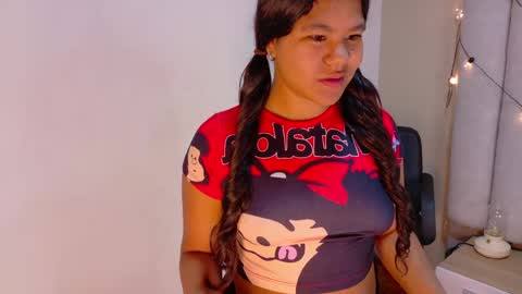 Snapshot of ahslyevans__ chatting on 04/05/26, 12:02 AHSLY online show from 04/05/26, 12:02