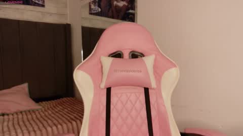 Snapshot of aida_princess chatting on 10/11/25, 11:36 Aida online show from 10/11/25, 11:36