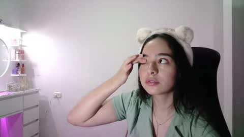 Snapshot of aineangeel chatting on 11/11/25, 02:33 AINE online show from 11/11/25, 02:33