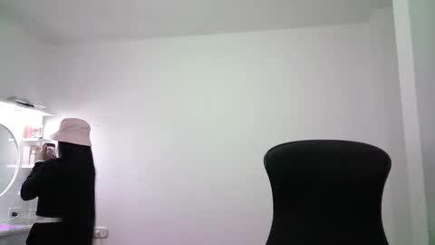 Snapshot of aineangeel chatting on 12/14/25, 01:00 AINE online show from 12/14/25, 01:00