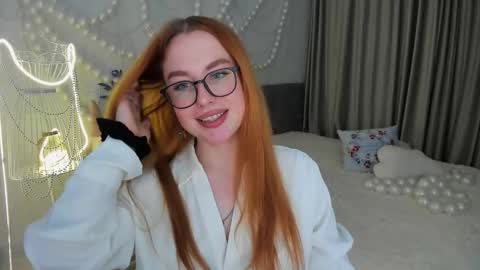 Snapshot of airysilhouette chatting on 12/15/25, 06:01 Louise online show from 12/15/25, 06:01